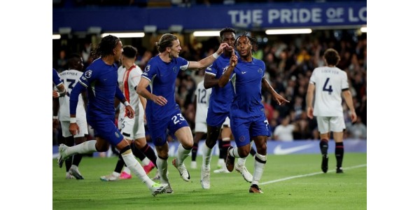 Raheem Sterling segna la prima doppietta del Chelsea